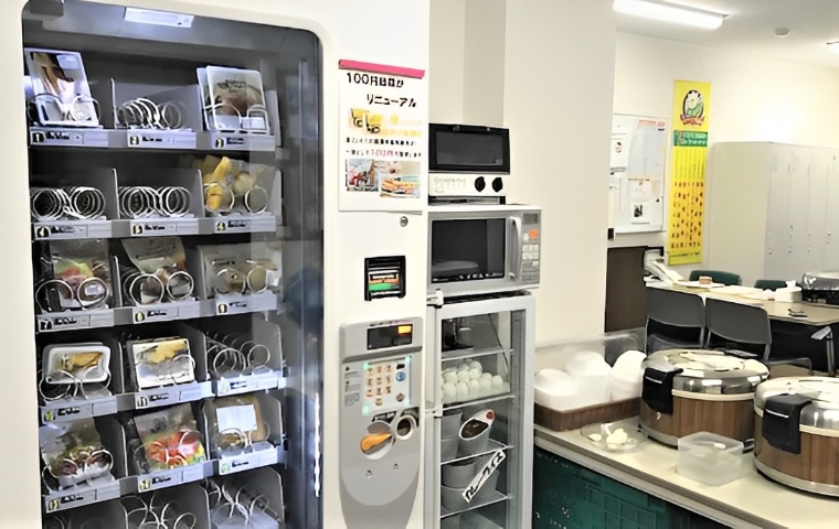 社員食堂の自販機、スーパー、コンビニの総菜が100円で還元です